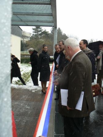 Photo du coupage du ruban lors de l'inauguration du b�timent du CNIDEP